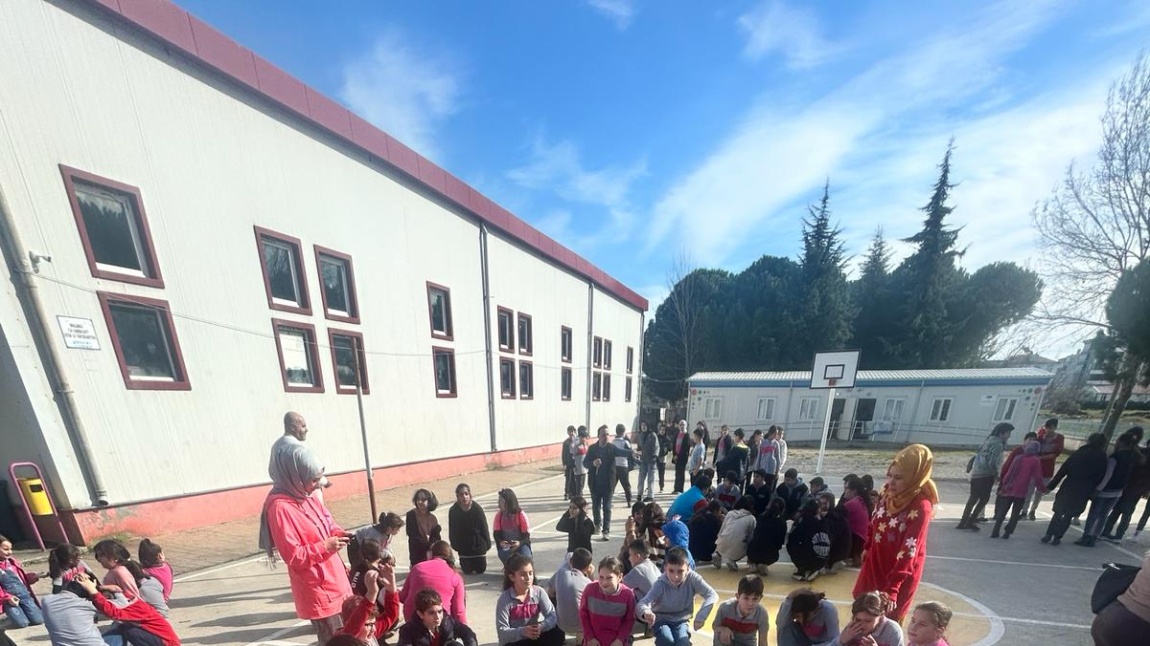 Türkiye'yi değiştiren gün: Bugün 6 Şubat, 'Asrın Felaketi'nin olduğu günde okulumuzda deprem tatbikatı yapıldı.